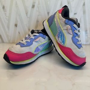 PUMA Rider FV “Glowing up” Little Girls Size 8. Color- white/ multi